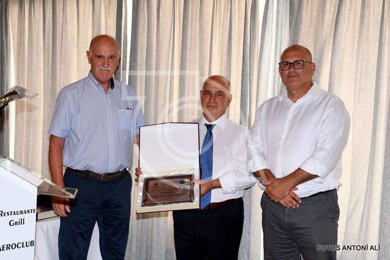 Momento de la entrega de la placa del Ayuntamiento de Telde a Jesús García Aller por el concejal Agustín Arencibia y el jefe de la Policía Local, Félix Ramos (Foto Antonio Alí)